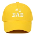 Detailansicht der weißen #1 DAD Stickerei auf der Vorderseite einer gelben Baumwollkappe - Gelb