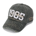 Detail der 1985 3D-Stickerei auf gewaschener Baumwoll-Basecap mit Vintage-Distressed-Effekt - Einheitsgröße (56-60cm verstellbar) / Dunkelgrau (1985 Stil)