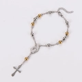 Detail van tweekleurige zilveren en gouden rozenkrans armband met Maria-medaille en kruis - 20+3CM / Goud & Zilver