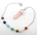 Rozenkwarts prisma hanger met zeven gekleurde chakra natuursteen kralen aan een zilveren ketting - B30-Rozenkwarts