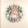 Ghirlanda natalizia in PVC con palline blu e rosa e fiocco in iuta con gnomo su porta bianca - Ghirlanda floccata in PE bianco (Blu lago e rosa)