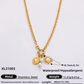 18k vergoldete Edelstahlkette mit Herz- und Perlenanhängern auf weißem Hintergrund - Goldene Edelstahlkette / Sonne Herz Doppelperle Stil (XL31003)