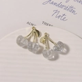 Detail van glitterende kersenhangers van hars met gouden stelen op een wit bordje - Gouden Steel Glitter Wit / 1 stuk