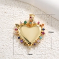 Detailansicht des 19x22mm Goldherz-Anhängers mit bunten Zirkonsteinen und Kronendetail - A0052-Buntes Edelstein Herz