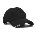 Détail d'une casquette de baseball noire délavée avec des anneaux métalliques sur la visière - Noir