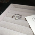Macro-opname van zilveren veerring met zirkoon op grijs fluwelen display - Veer Open Ring / Zilver