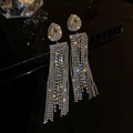 Makroaufnahme der silbernen Tropfenkristalle und glitzernden Strass-Quasten am Ohrring - Silberne Quaste (925 Sterling Silber Ohrringpfosten)