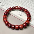 Bracelet ethnique en perles de bois brun rouge avec texture naturelle grainée polie - Bois de Santal Rouge (Afrique) 10x11mm