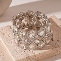 Dettaglio ravvicinato di un bracciale elastico largo con cristalli su pietra - Stile Goccia d'Argento Larga