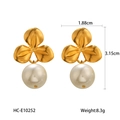 Dettagli di orecchini di perle con trifoglio dorato con misure e peso indicati - Stile Perla Fiore a Tre Petali Dorato (HC-E10252)