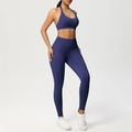 Dettaglio del set da yoga in maglia blu scuro con leggings a vita alta e reggiseno sportivo - XS / Blu Notte