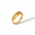 Makroaufnahme des goldenen gewebten Edelstahlrings mit poliertem Rautenmuster - Einstellbar Offen / Rautenblock-Geflecht (TR4099)