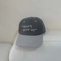 Detalle del bordado don't give up en gorra de béisbol de algodón bicolor - Ajustable (56-60cm) / Gris (Contraste Gris Oscuro y Gris Claro)