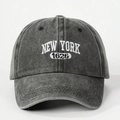Detalle del bordado New York 1625 en la textura de la gorra de béisbol de algodón lavado - Negro