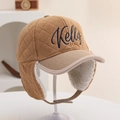 Detail der Winter-Baseballkappe mit gesteppter Krone, Ohrenklappen und Kelly-Stickerei - Einheitsgröße / Khaki