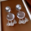 Detalle de pendientes colgantes de resina transparente con esferas en bandeja de cuero - Pin de Plata-Transparente