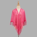 Dettaglio dello scialle di pizzo rosa con trama floreale e lunghe nappe a frangia - 180cm / Rosa Rossa