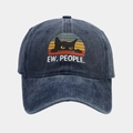 Detail van blauwe gewassen denim baseballpet met zwarte kat en 'EW, PEOPLE.' tekst - Marineblauw