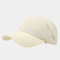 Dettaglio del fiocco ricamato e dei fori di ventilazione tagliati al laser sul cappello - Beige