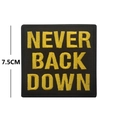 Toppa tattica ricamata con scritta dorata 'NEVER BACK DOWN' su robusto fondo nero - Never Back Down (Nero/Giallo)