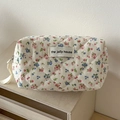 Dettaglio della borsa trucco in velluto a coste floreale con tessuto trapuntato - Borsa Ottagonale Floreale In Velluto A Coste