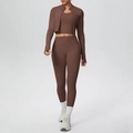 Detailansicht des dunkelbraunen Yoga-Sets mit Leggings und Oberteil mit Daumenlöchern - S / Kastanienbraun
