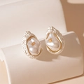 Detalle macro de pendientes de perlas barrocas con textura de pan de oro y marco de metal - Aguja de Plata - Pendientes de Perla Irregular Plateados / Plateado