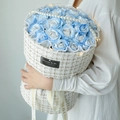Seifenrosenstrauß in Blau und Weiß mit Tweed-Stoff, Perlen und LED-Lichtern umhüllt - 19 Rosen + Geschenktüte + Warmes Licht / Blau Weiß Farbverlauf