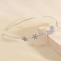 Serre-tête fin argenté avec fleurs en strass et perle blanche sur un support minimaliste - Cinq Fleurs Perle Argent