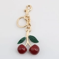 Rode kers sleutelhanger met groene glitter blaadjes en gouden metalen ketting schakel - Rode grote en kleine kers met licht goud