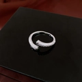 Makroaufnahme von Silberring mit Zirkonia-Besatz und grünen Perlen auf schwarzer Basis - Offener Geometrischer Ring / Silber