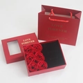 Confezione regalo rossa per gioielli con 6 rose di sapone e borsa per San Valentino - Rosso