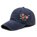 Detail van roze bloemenborduurwerk op de donkerblauwe gewassen katoenen pet - Verstelbaar / Marineblauw
