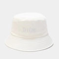 Détail du bob blanc en coton avec broderie DIOK et coutures précises sur le bord - Blanc