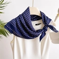 Foulard di seta blu navy con stampa paisley annodato su un top bianco senza maniche - 70*70cm / Blu Notte