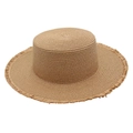 Primo piano di un cappello da sole in rafia naturale con cima piatta e bordi sfrangiati - Taglia unica / Kaki