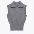 Gilet in maglia grigia da donna con colletto a polo e bordo a coste su fondo bianco - S / Grigio