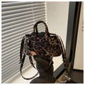 Detailansicht der Umhängetasche mit Leopardenmuster, Kordelzug und Mode-Schriftzug - Kaffee Leopard