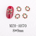 Vue macro de bijoux d'ongles couronne de Noël 8x9mm avec strass rouges et verts - Couronne de Noël Dorée (AH70)
