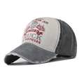 Detalle de gorra retro de algodón con estampado de calavera y borde de visera desgastado - Ajustable / Gris & Negro
