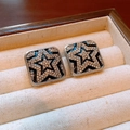 Dettaglio macro di orecchini quadrati vintage con stella di cristallo su smalto nero - Stile Smaltato Pentagramma Strass (10#)