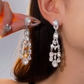 Primo piano di orecchini con nappe di strass scintillanti e lussuosa finitura in argento - Stile Tondo con Strass Argento (5# Perno in Argento)