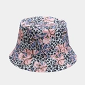 Détail d'un chapeau bob à motif léopard avec des motifs floraux roses éclatants - Motif Léopard et Floral Rose (Couleur 10)
