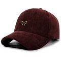 Gorra de béisbol granate con diseño de espiga y lazo dorado sobre un fondo blanco - Ajustable / Burdeos