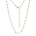 Collana con croce Ankh dorata con perline nere e catena regolabile su sfondo bianco - Oro Perline Nere