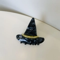 Dettaglio molletta per capelli a forma di cappello da strega nero con strass e nastro - Cappello da Strega Nero con Fascia Gialla