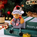 Dettaglio dell'orso di Natale in peluche con cappello scozzese su libri decorativi - Stile orso