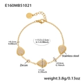 Dettaglio di un bracciale in acciaio inossidabile dorato con tre ciondoli a goccia in zircone - Stile Goccia d'Acqua in Zircone Premium (E160) / Oro