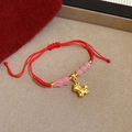 Bracciale intrecciato rosso con ciondolo a forma di cavallo dorato e dettagli in rosa - Stile Perla Rosa Fu Cavallo Dorato in Corda Rossa (23#)
