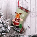 Dettaglio calza natalizia verde con renna di peluche 3D su fondo in legno - Stile Alce / Verde